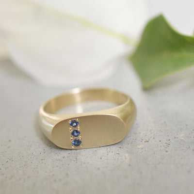 טבעת חותם אובלית בשיבוץ אבני ספיר - זהב 14K