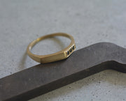 טבעת אסימטרית - זהב 14k ויהלומים שחורים