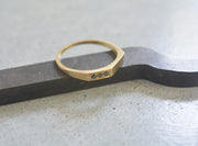 טבעת אסימטרית - זהב 14k ויהלומים שחורים
