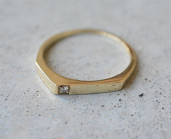 טבעת זוית 14k בשיבוץ יהלום
