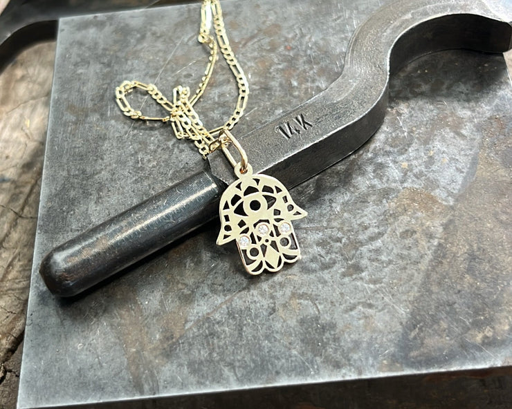 תליון חמסה משובץ זהב 14K