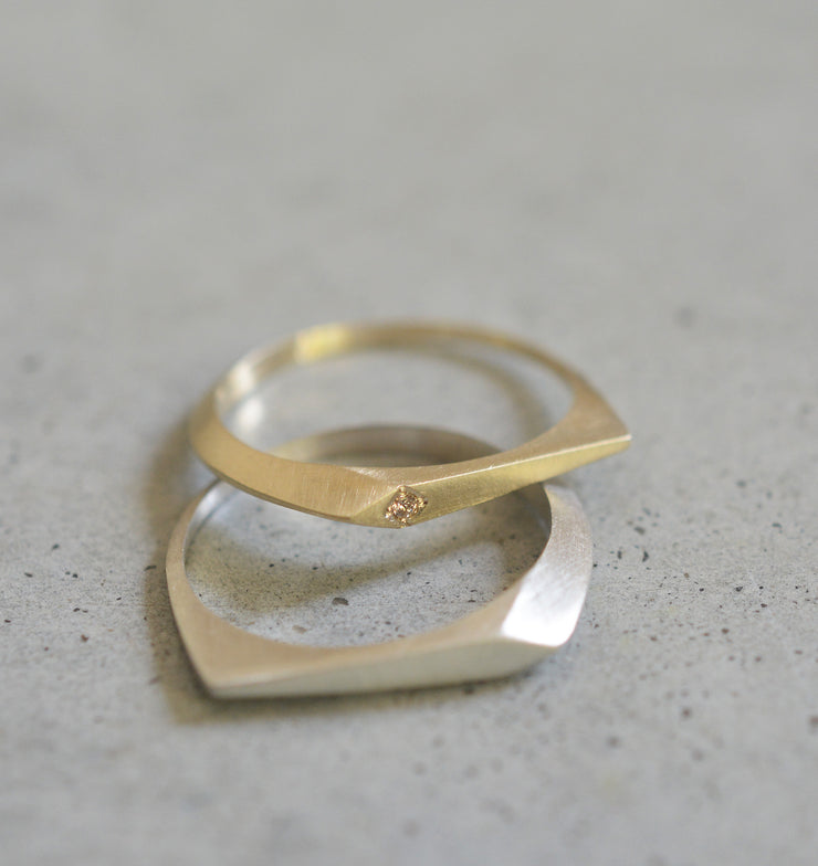 טבעת גאומטרית בשיבוץ יהלום - זהב 14K
