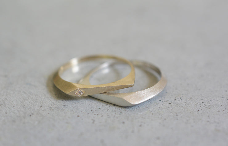 טבעת גאומטרית בשיבוץ יהלום - זהב 14K