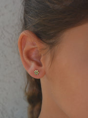 עגיל צמוד פרח זהב 14K משובץ רובי