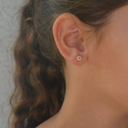 עגיל צמוד פרח זהב 14K משובץ רובי