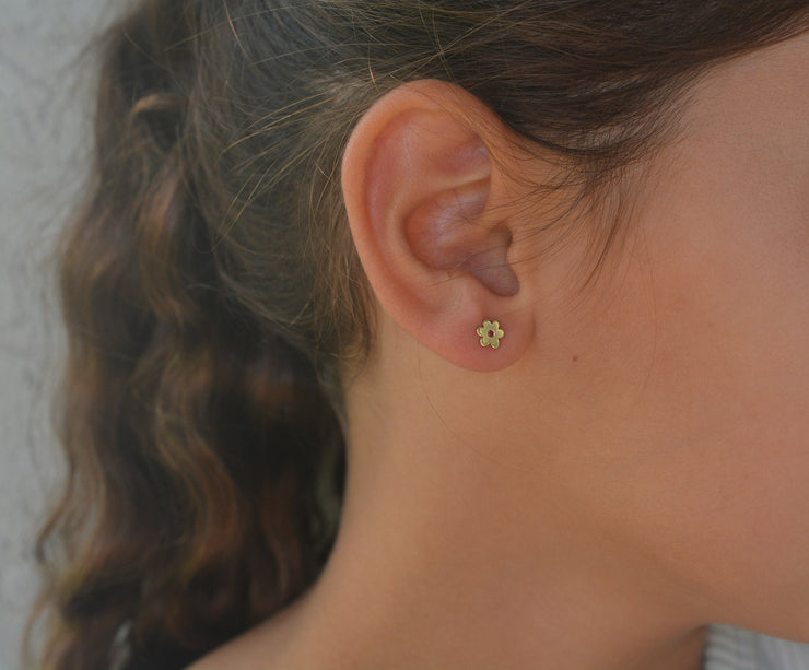 עגיל צמוד פרח זהב 14K משובץ רובי