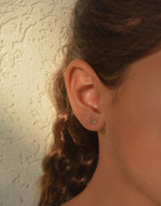 עגיל צמוד עין זהב 14K משובץ ספיר