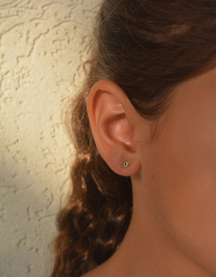 עגיל צמוד עין זהב 14K משובץ ספיר