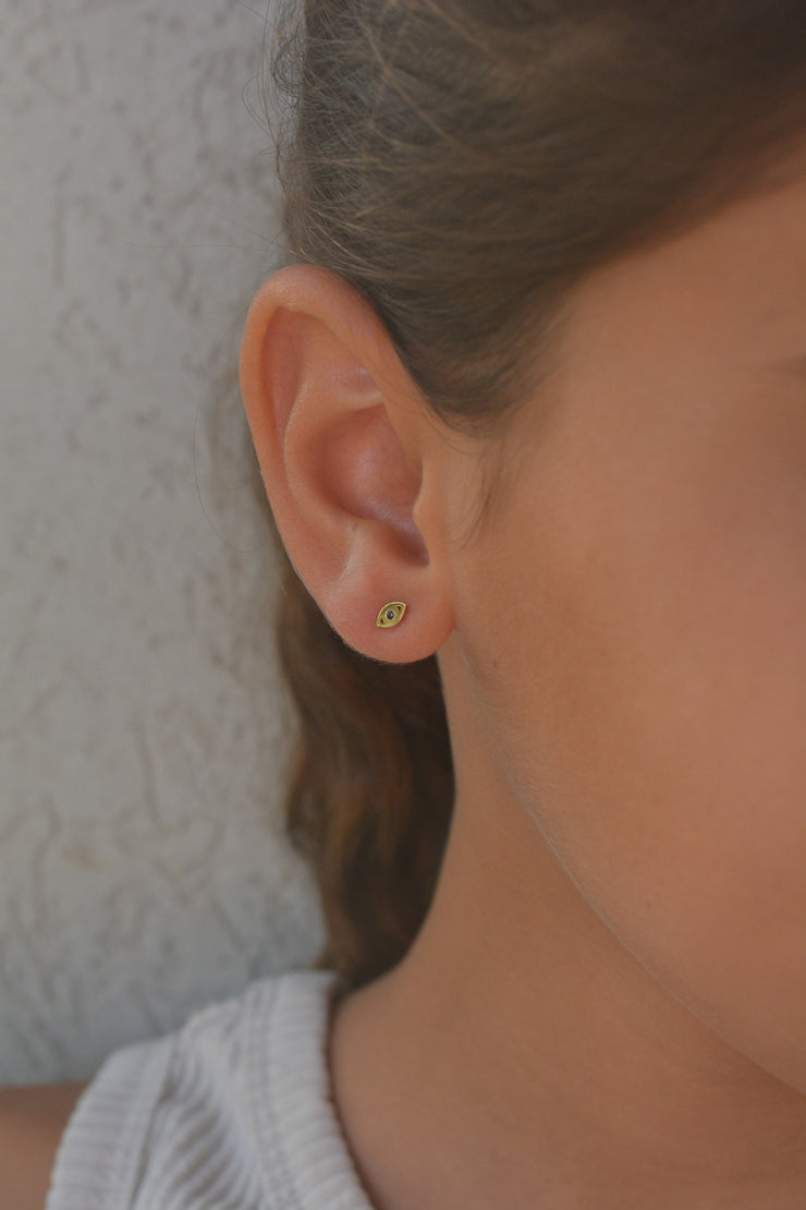 עגיל צמוד עין זהב 14K משובץ ספיר