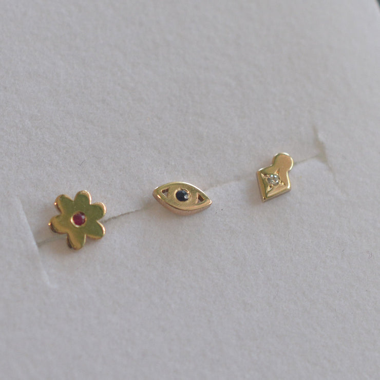 עגיל צמוד עין זהב 14K משובץ ספיר