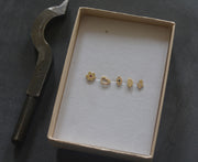 עגיל צמוד פרח זהב 14K משובץ רובי