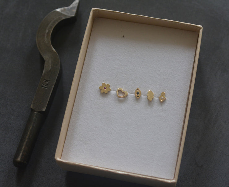 עגיל צמוד פרח זהב 14K משובץ רובי