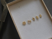 עגיל צמוד פרח זהב 14K משובץ רובי