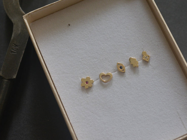 עגיל צמוד פרח זהב 14K משובץ רובי