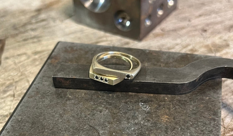 טבעת חותם אובלית דקה בשיבוץ יהלום - זהב 14K