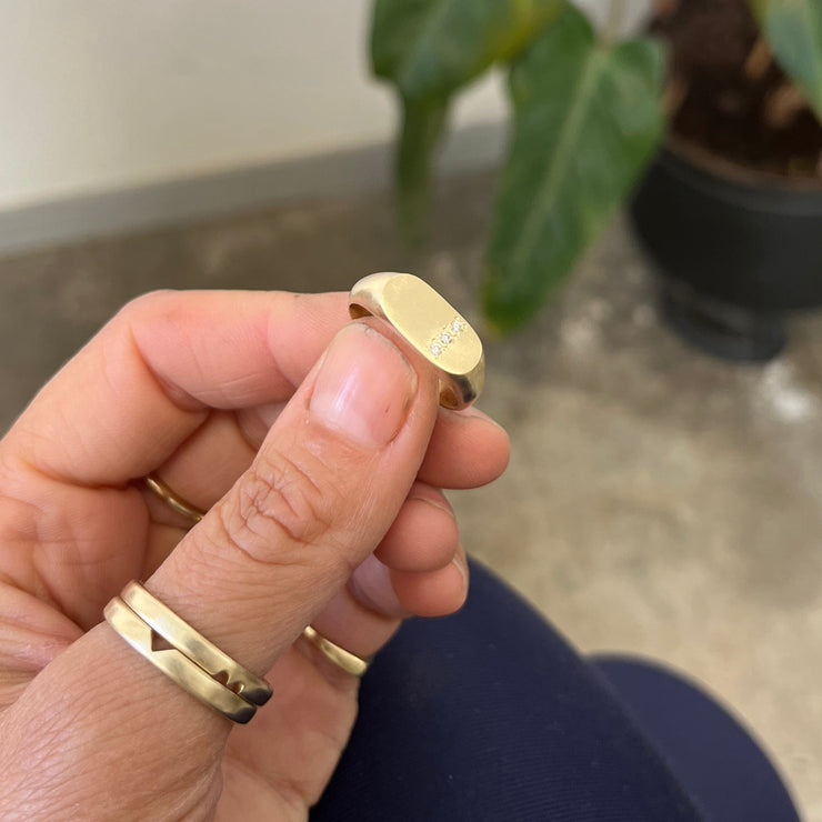 טבעת חותם אובלית בשיבוץ אבני ספיר - זהב 14K