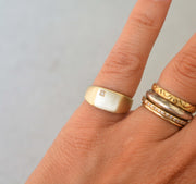 טבעת חותם מרובעת ויהלום - זהב 14k