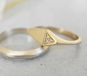 טבעת מעוין אסימטרי בשיבוץ יהלומים - זהב 14k