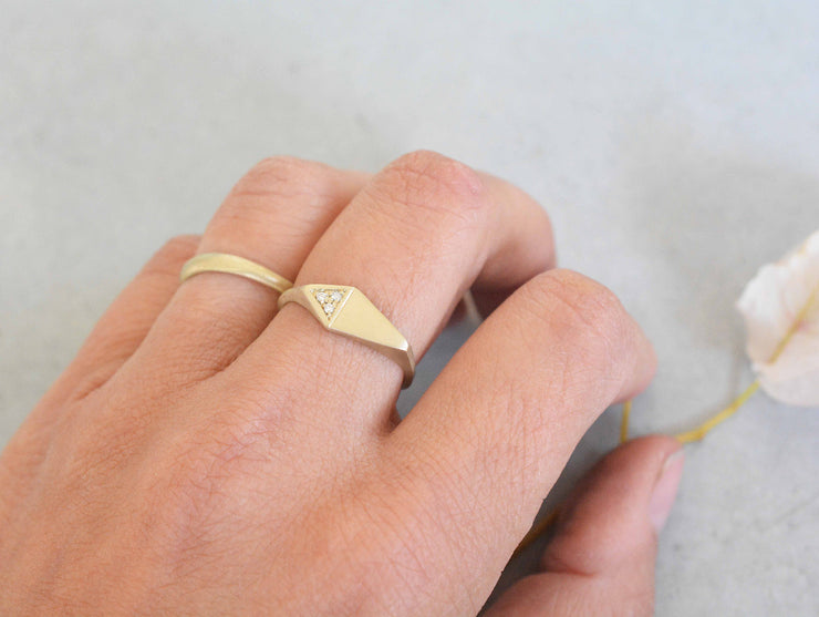 טבעת מעוין אסימטרי בשיבוץ יהלומים - זהב 14k