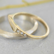 טבעת מעוין צרה בשיבוץ יהלומים - זהב 14k