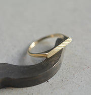 טבעת ריין אובלית דקה - זהב 14K