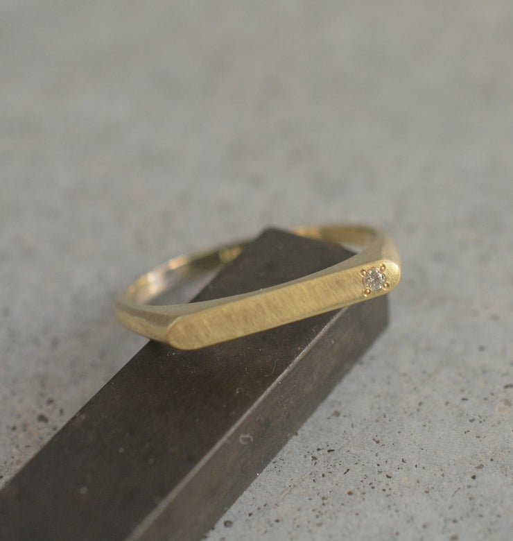 טבעת חותם אובלית דקה בשיבוץ יהלום - זהב 14K