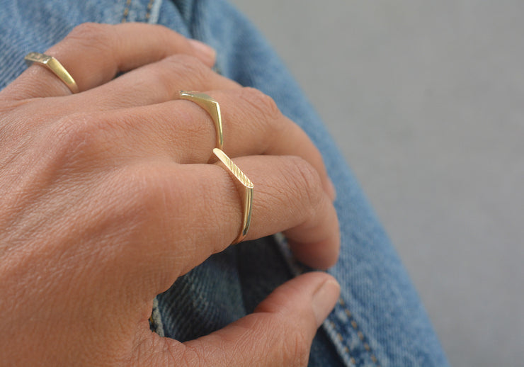 טבעת ריין אובלית דקה - זהב 14K