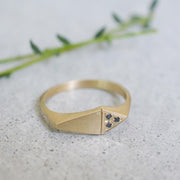 טבעת מעוין אסימטרי בשיבוץ יהלומים שחורים - זהב 14k
