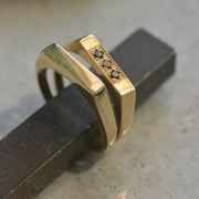 טבעת חותם דקה - זהב 14K בשיבוץ יהלומים