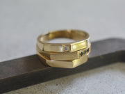 טבעת אסימטרית זהב 14k בשיבוץ יהלום