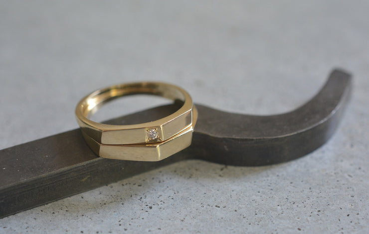 טבעת אסימטרית זהב 14k בשיבוץ יהלום