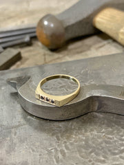 טבעת חותם דקה - זהב 14K בשיבוץ יהלומים